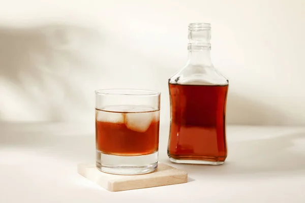 Bottiglia Bicchiere Rum Freddo Sfondo Beige — Foto Stock