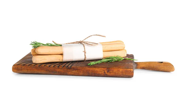 白い背景においしいイタリアのグリッシーニの束と木製のボード — ストック写真