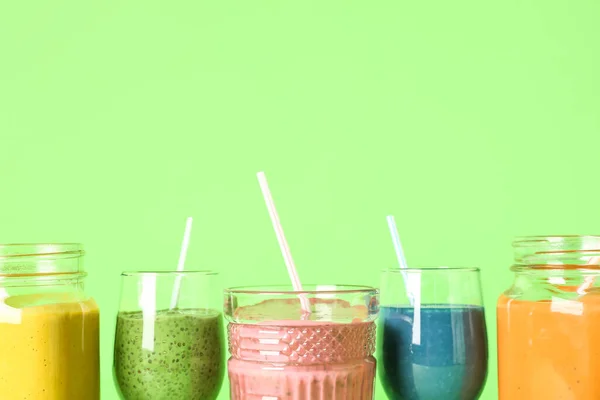 Glasses Colorful Smoothie Green Background — Stock Photo, Image