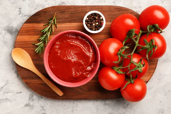 Schüssel Mit Leckerer Tomatenmark Und Frischem Gemüse Auf Grunge Hintergrund — Stockfoto