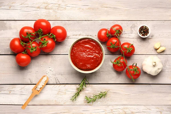 Bowl Tasty Tomato Paste Fresh Vegetables Light Wooden Background — Stock Photo, Image