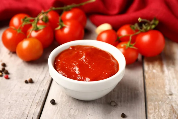 Miska Smaczną Pastą Pomidorową Jasnym Drewnianym Tle — Zdjęcie stockowe