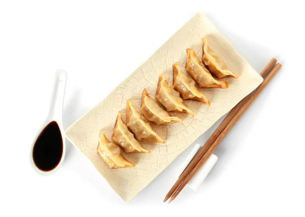 Teller Mit Leckerem Chinesischem Jiaozi Und Sauce Auf Weißem Hintergrund — Stockfoto