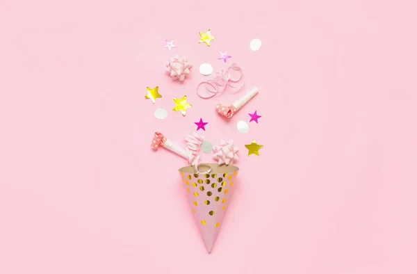 Komposition Mit Partyhut Trillerpfeifen Und Konfetti Auf Rosa Hintergrund — Stockfoto