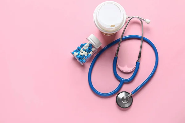 Stethoskop Kaffee Und Pillen Auf Rosa Hintergrund — Stockfoto