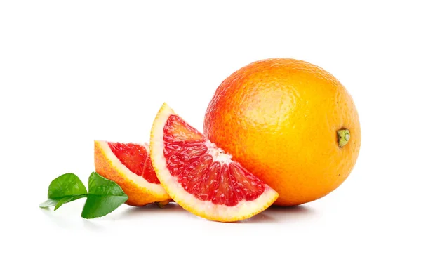 甜甜的切碎和全血橙子的白色背景 — 图库照片