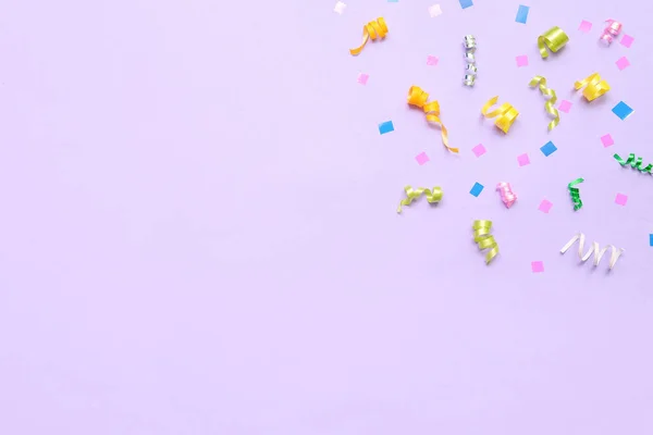 Coloré Sur Confettis Sur Fond Lilas — Photo
