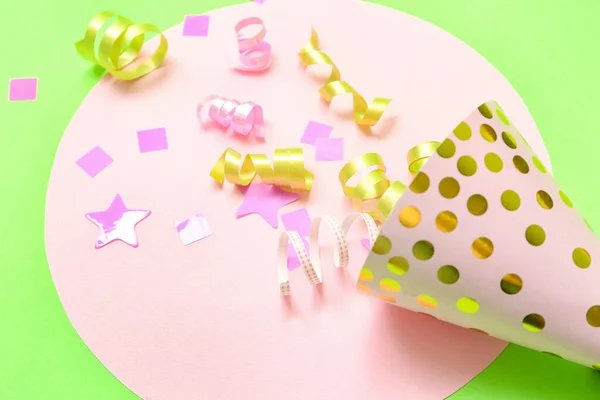 Composition Party Hat Confetti Green Background — Stock Photo, Image