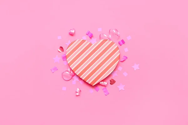 Серцеподібна Коробка Конфетті Рожевому Фоні — стокове фото