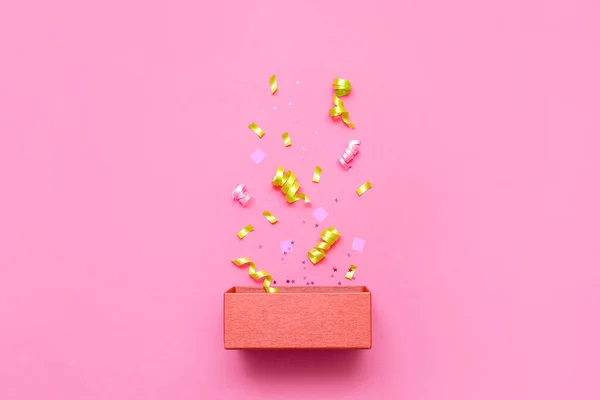 Composición Con Caja Madera Confeti Sobre Fondo Rosa — Foto de Stock