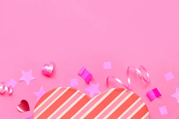 Herzförmige Schachtel Und Konfetti Auf Rosa Hintergrund — Stockfoto