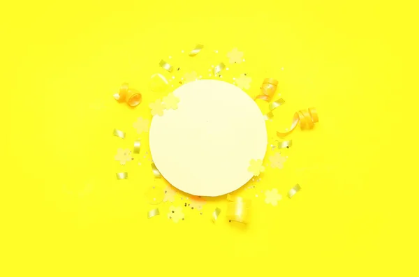 Composición Con Papel Redondo Blanco Confeti Sobre Fondo Amarillo — Foto de Stock