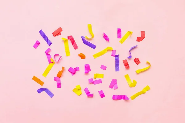 Confete Colorido Sobre Fundo Rosa — Fotografia de Stock