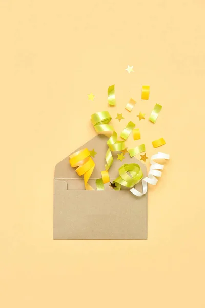 Komposition Mit Umschlag Und Konfetti Auf Gelbem Hintergrund — Stockfoto
