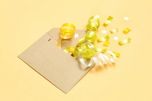 Composição Com Envelope Confete Sobre Fundo Amarelo — Fotografia de Stock