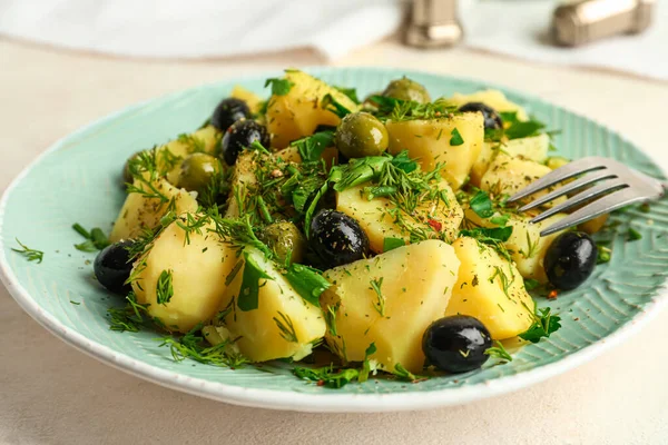 Hafif arka planda sebzeli lezzetli patates salatası, yakın plan.