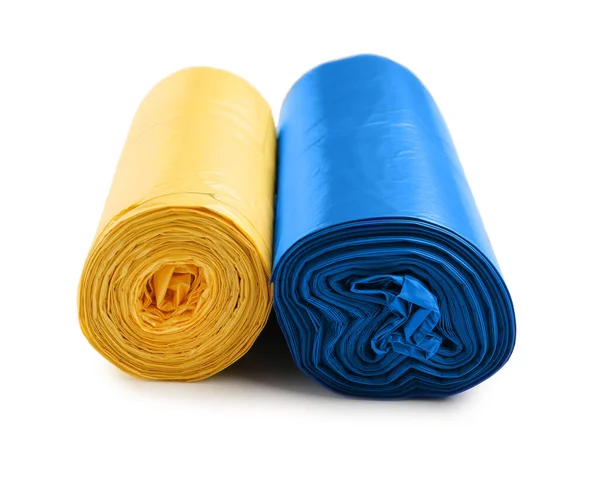 白い背景に隔離されたゴミ袋の青と黄色のロール — ストック写真