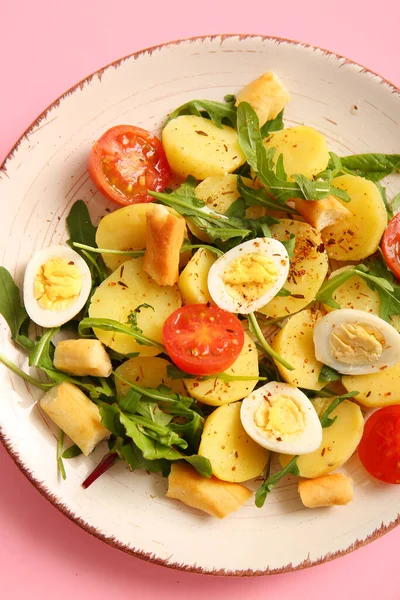 Prato Salada Batata Saborosa Com Ovos Tomates Fundo Rosa Vista — Fotografia de Stock