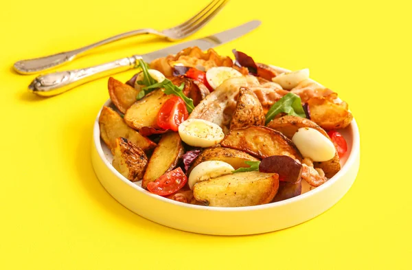 Yumurta, domates ve domuz pastırmalı lezzetli patates salatası.