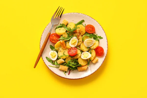 Placa Sabrosa Ensalada Patata Con Huevos Tomates Sobre Fondo Amarillo — Foto de Stock