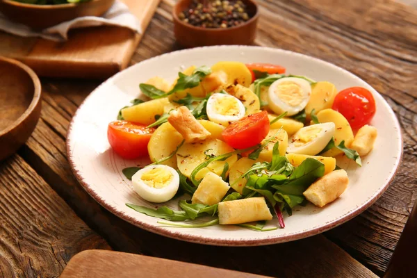 Plaat Van Lekkere Aardappelsalade Met Eieren Tomaten Houten Ondergrond — Stockfoto
