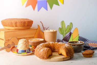 Festa Junina için geleneksel yemek ve dekor (Haziran Festivali) masada