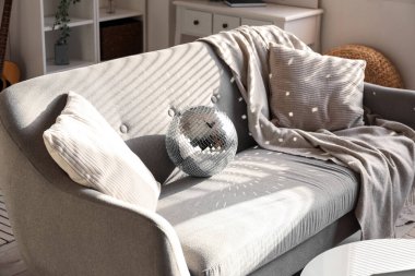 Disko topu oturma odasında, kanepede.