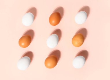 Pembe arka planda doğal Paskalya yumurtaları olan kompozisyon