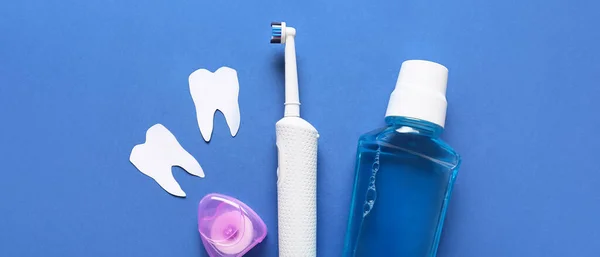 Mavi Arka Planda Ağız Hijyeni Kağıt Dişlere Ayarlı — Stok fotoğraf