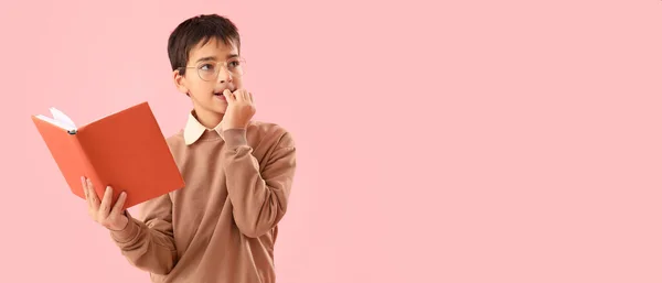 Kleiner Junge Mit Büchernägeln Auf Rosa Hintergrund Mit Platz Für — Stockfoto