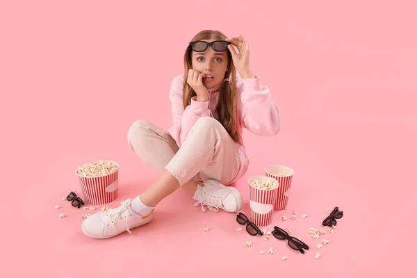 Mladá Žena Brýle Popcorn Kousání Nehty Růžovém Pozadí — Stock fotografie