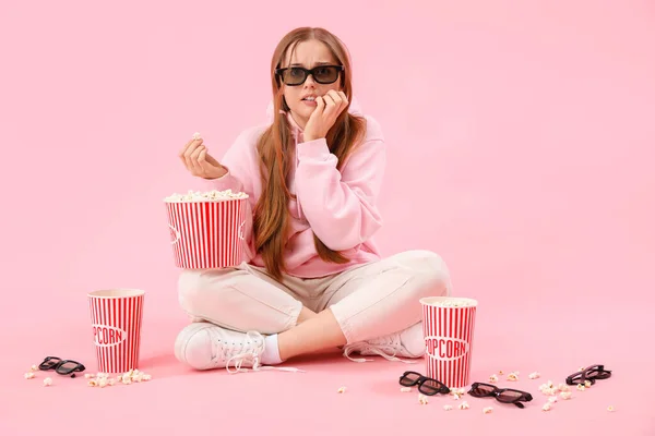 Jonge Vrouw Bril Met Popcorn Bijten Nagels Roze Achtergrond — Stockfoto