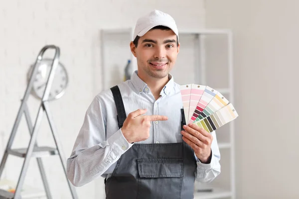Pintor Masculino Señalando Paletas Colores Habitación — Foto de Stock