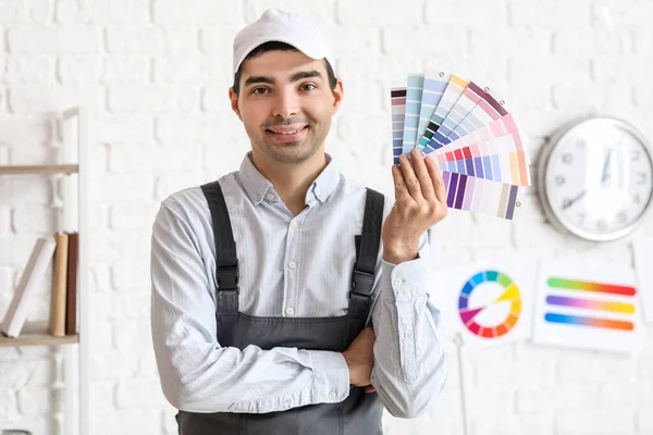 Mannelijke Schilder Met Kleurenpaletten Buurt Van Witte Bakstenen Muur — Stockfoto
