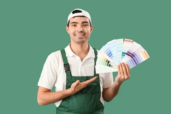 Malerin Zeigt Farbpaletten Auf Grünem Hintergrund — Stockfoto