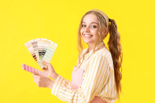 Vrouwelijke Artiest Met Kleurenpaletten Gele Achtergrond — Stockfoto