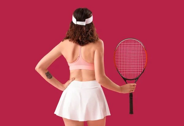 Молодая Женщина Теннисной Ракеткой Розовом Фоне Вид Сзади — стоковое фото