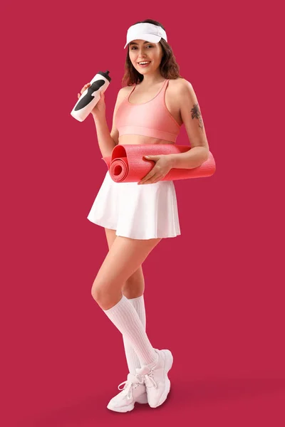 Спортивная Молодая Женщина Бутылкой Воды Коврик Розовом Фоне — стоковое фото