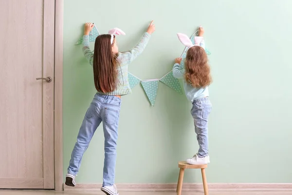 Kleine Mädchen Hasenohren Hängen Osterfahnen Grüne Wand Rückseite — Stockfoto