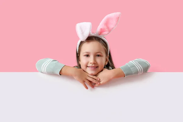 Dziewczynka Króliczych Uszach Pustym Plakatem Różowym Tle Wielkanoc — Zdjęcie stockowe