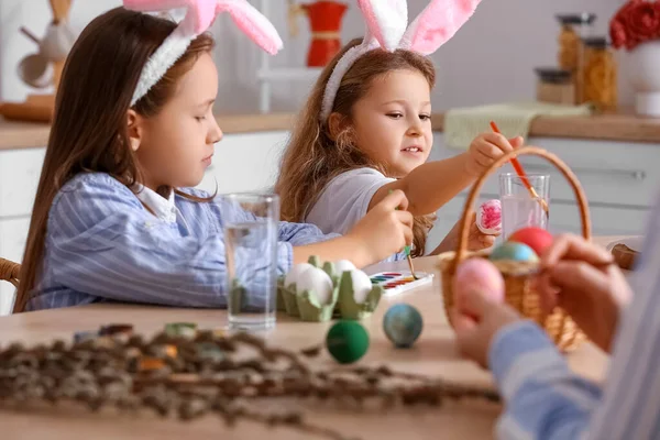 Dívky Malují Velikonoční Vajíčka Stolu Kuchyni — Stock fotografie