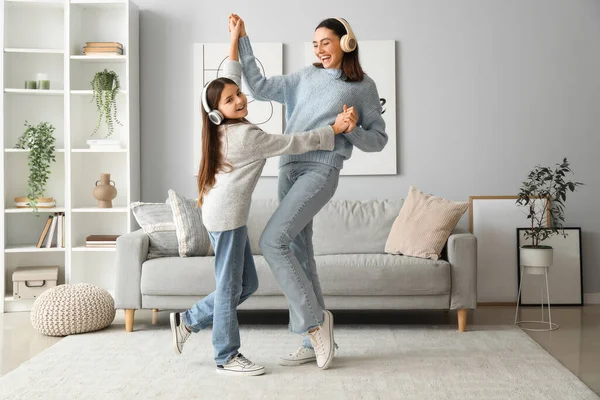 Kleines Mädchen Und Ihre Mutter Pullovern Und Kopfhörern Tanzen Hause — Stockfoto
