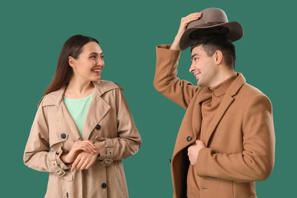 Junger Mann Zieht Seinen Hut Vor Schöner Frau Auf Grünem — Stockfoto