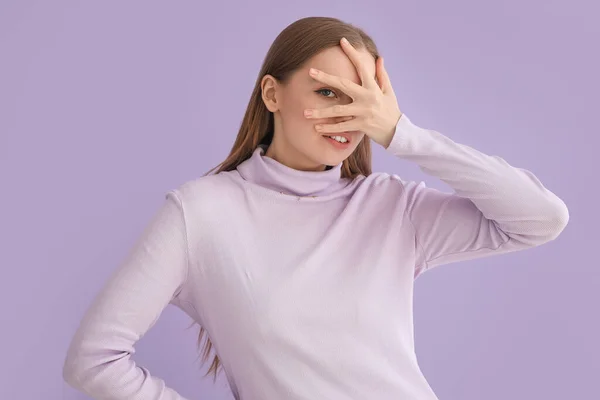 Wanita Muda Dalam Sweater Menyentuh Wajahnya Latar Belakang Ungu — Stok Foto