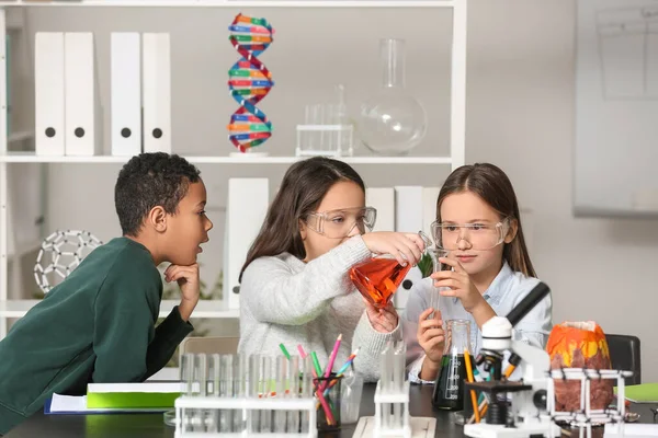科学教室で化学実験をする小さな子供たち — ストック写真
