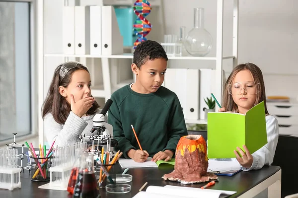 Little Children Studying Chemistry Science Classroom — Stock Photo, Image