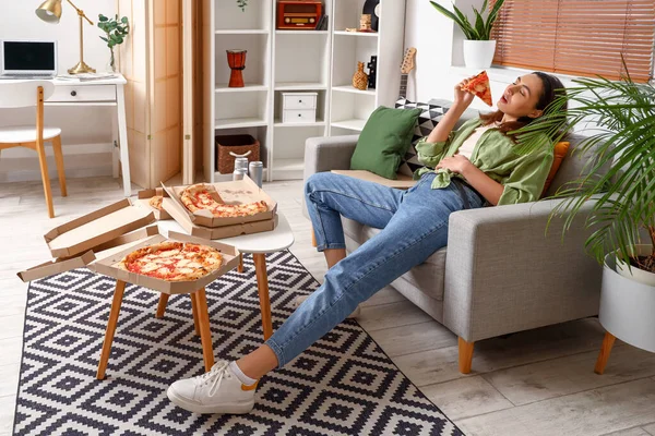 Hermosa Mujer Comiendo Sabrosa Pizza Sofá Casa — Foto de Stock