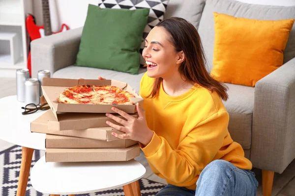 Hermosa Mujer Con Cajas Pizza Sabrosa Sentada Casa — Foto de Stock