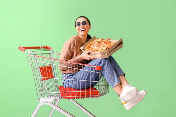 Młoda Kobieta Pudełkiem Smacznej Pizzy Koszyku Przy Zielonej Ścianie — Zdjęcie stockowe