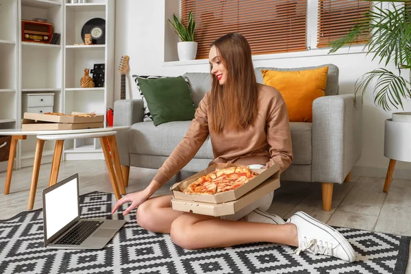 Mujer Joven Con Sabrosa Pizza Portátil Sentado Suelo Casa — Foto de Stock